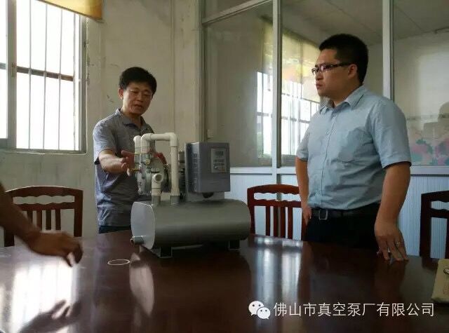 佛真為客戶介紹新產(chǎn)品