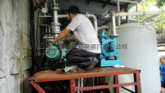 （圖為：佛山市真空泵廠有限公司服務(wù)部 袁工在客戶現(xiàn)場指導(dǎo)“碳化硅鍍膜工藝”真空機(jī)組調(diào)試運(yùn)行、操作）