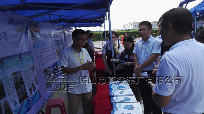 (圖為:各級(jí)領(lǐng)導(dǎo)蒞臨“佛真”展位前了解“佛真”創(chuàng)新成功)