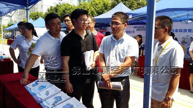 (圖為:各級(jí)領(lǐng)導(dǎo)蒞臨“佛真”展位前了解“佛真”創(chuàng)新成功)